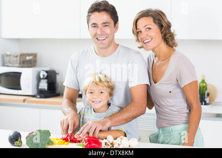 La famiglia felice la preparazione di ortaggi Foto Stock