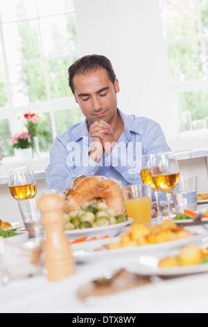 L'uomo dicendo grazia prima di cena Foto Stock