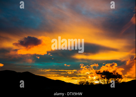 Drammatica rosa e rosso tramonto nuvole sopra Salida, Colorado, STATI UNITI D'AMERICA Foto Stock