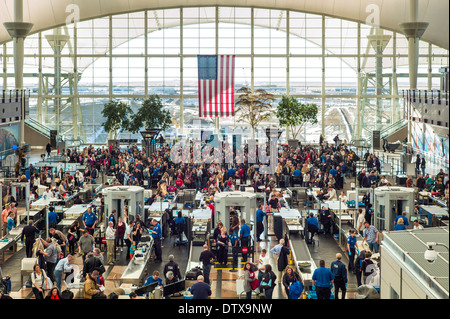 Affollato lungo linee di sicurezza all'Aeroporto Internazionale di Denver, Colorado, STATI UNITI D'AMERICA Foto Stock