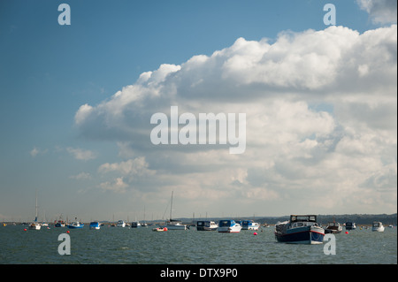 Barche ormeggiate nel canale Blakeney, Blakeney Point, Norfolk. Foto Stock