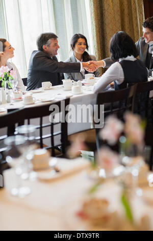 La gente di affari avendo pranzo di lavoro Foto Stock