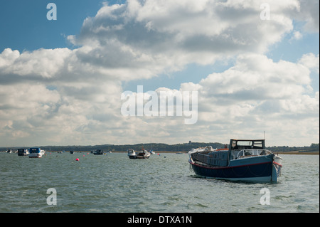 Barche ormeggiate nel canale Blakeney, Blakeney Point, Norfolk. Foto Stock