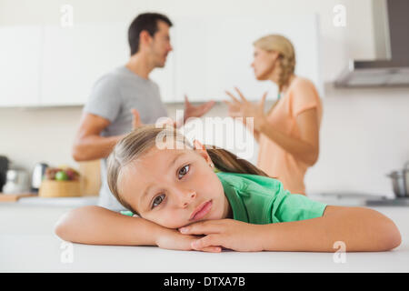 Arrabbiato giovane sostenendo dietro una ragazza triste Foto Stock