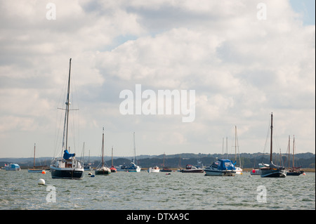 Barche ormeggiate nel canale Blakeney, Blakeney Point, Norfolk. Foto Stock