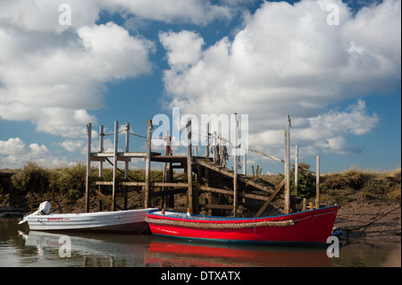 Barche ormeggiate nel canale Blakeney, Blakeney Point, Norfolk. Foto Stock