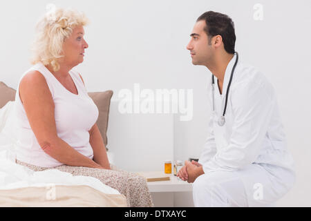 Vecchia donna la consultazione di un medico Foto Stock