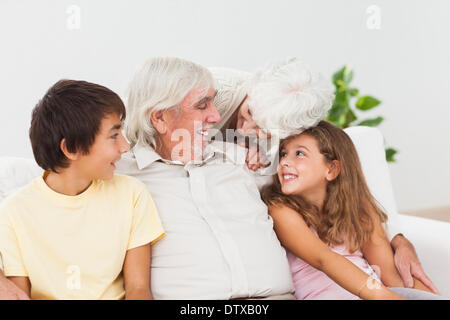 I nonni di trascorrere del tempo con i nipoti Foto Stock