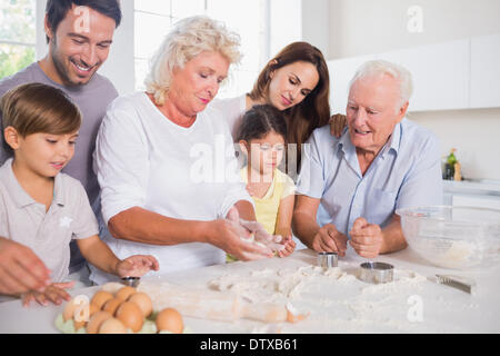 La famiglia felice la cottura insieme Foto Stock