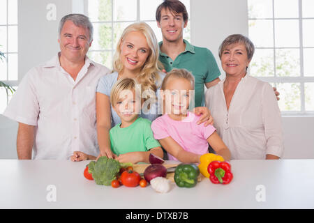 Famiglia sorridente con verdure Foto Stock