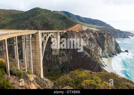 Lo storico ponte Bixby sulla Pacific Coast Highway California Big Sur Foto Stock