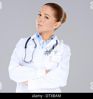 Fiducioso medico donna con bracci incrociati Foto Stock