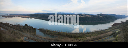 La Columbia River Gorge tra Washington e Oregon al mattino durante il panorama invernale Foto Stock