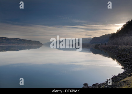 Alba sul Columbia River Gorge con la Rooster bilanciere e Crown Point nel lontano Foto Stock