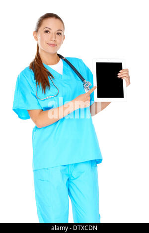 Infermiera sorridente che puntano a un tablet pc Foto Stock