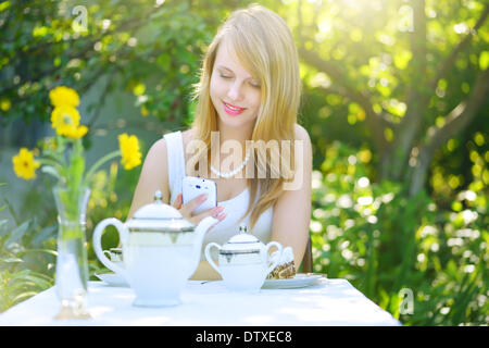 Ragazza giovane con lo smartphone Foto Stock