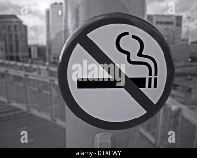 Vietato fumare, East India DLR Station di Londra, Inghilterra, Regno Unito Foto Stock