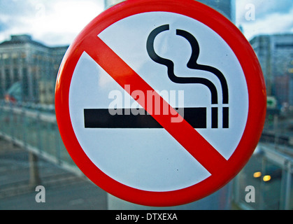 Vietato fumare, East India DLR Station di Londra, Inghilterra, Regno Unito Foto Stock