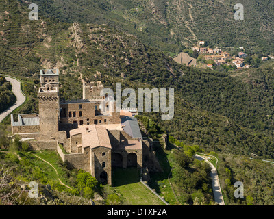 Sant Pere de Rodes con il suo villaggio nella valle sottostante. In alta montagna questo ex monastero benedettino ora un museo Foto Stock