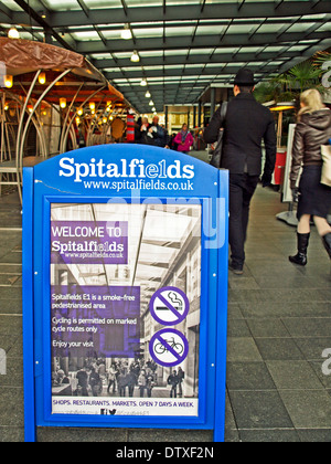 Ingresso al vecchio Spitalfields Market mostra segno bordo, London, England, Regno Unito Foto Stock