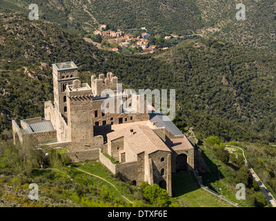 Sant Pere de Rodes con il suo villaggio nella valle sottostante. In alta montagna questo ex monastero benedettino ora un museo Foto Stock