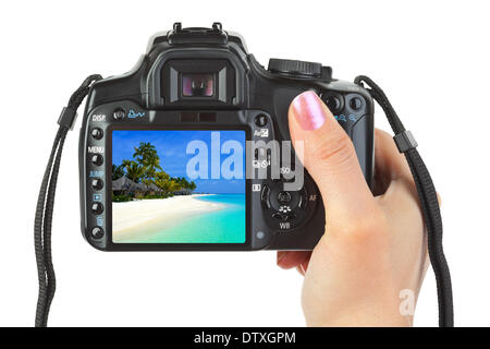 Macchina fotografica in mano e il paesaggio di spiaggia Foto Stock