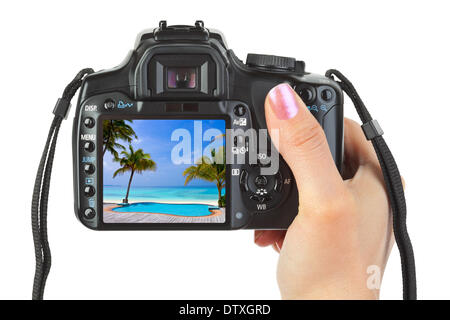 Macchina fotografica in mano e il paesaggio di spiaggia Foto Stock