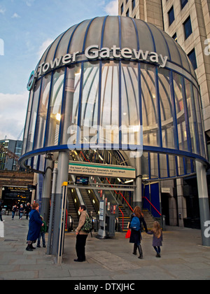 Tower Gateway Docklands Light Railway Station, vicino alla Torre di Londra, London, England, Regno Unito Foto Stock