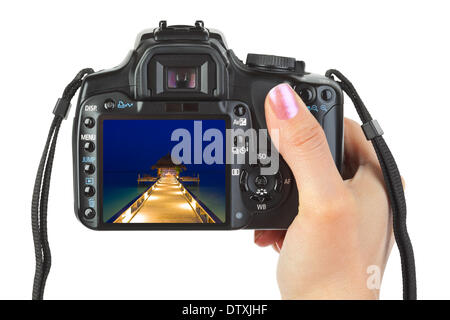 Macchina fotografica in mano e il paesaggio di spiaggia Foto Stock