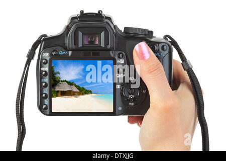 Macchina fotografica in mano e il paesaggio di spiaggia Foto Stock