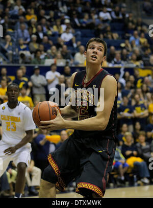 Berkeley, CA, Stati Uniti d'America. 23 feb 2014. Feb 23 2014 - Berkeley CA, U.S. - USC F # 32 Nikola Jovanovic afferra un rimbalzo offensivo in vernice durante il NCAA Mens gioco di basket tra USC Trojans e California Golden Bears 64-77 perso a Hass Pavilion Berkeley Calif © csm/Alamy Live News Foto Stock