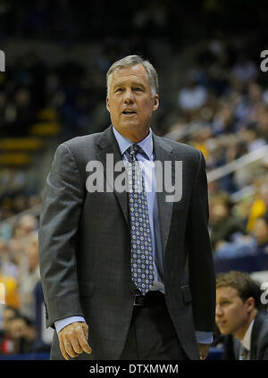 Berkeley, CA, Stati Uniti d'America. 23 feb 2014. Feb 23 2014 - Berkeley CA, U.S. - California porta capo allenatore Mike Montgomery cercare di catturare l'attenzione di rif. per effettuare una chiamata non valida durante il NCAA Mens gioco di basket tra USC Trojans e California Golden Bears 77-64 vincere a Hass Pavilion Berkeley Calif © csm/Alamy Live News Foto Stock