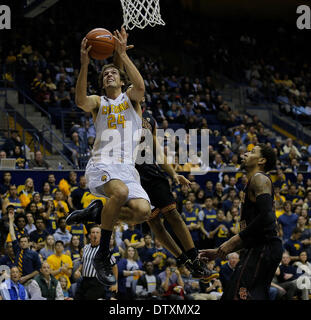 Berkeley, CA, Stati Uniti d'America. 23 feb 2014. Feb 23 2014 - Berkeley CA, U.S. - California porta G # 24 Ricky Kreklow sky a cerchio come USC # 20 J.T. Terrell attendere per il compagno di squadra di respingere il colpo durante il NCAA Mens gioco di basket tra USC Trojans e California Golden Bears 77-64 vincere a Hass Pavilion Berkeley Calif © csm/Alamy Live News Foto Stock