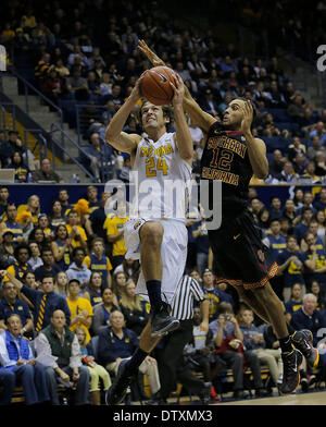 Berkeley, CA, Stati Uniti d'America. 23 feb 2014. Feb 23 2014 - Berkeley CA, U.S. - California porta G # 24 Ricky Kreklow sfida USC # 12 Julian Jacobs con una baseline lay up e il punteggio durante il NCAA Mens gioco di basket tra USC Trojans e California Golden Bears 77-64 vincere a Hass Pavilion Berkeley Calif © csm/Alamy Live News Foto Stock