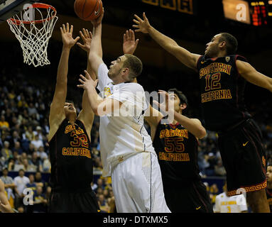 Berkeley, CA, Stati Uniti d'America. 23 feb 2014. Feb 23 2014 - Berkeley CA, U.S. - California porta C # 44 Kameron Rooks sky oltre che circonda i cavalli di Troia i giocatori # 32 Nikola Jovanovic, # 55 Omar Oraby e # 12 Julian Jacobs durante il NCAA Mens gioco di basket tra USC Trojans e California Golden Bears 77-64 vincere a Hass Pavilion Berkeley Calif © csm/Alamy Live News Foto Stock