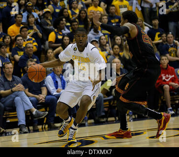 Berkeley, CA, Stati Uniti d'America. 23 feb 2014. Feb 23 2014 - Berkeley CA, U.S. - California porta G # 15 Giordania Mathews blow pass USC # 20 JT Terrell per la linea di base e il punteggio durante il NCAA Mens gioco di basket tra USC Trojans e California Golden Bears 77-64 vincere a Hass Pavilion Berkeley Calif © csm/Alamy Live News Foto Stock