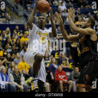 Berkeley, CA, Stati Uniti d'America. 23 feb 2014. Feb 23 2014 - Berkeley CA, U.S. - California porta G # 15 Giordania Mathews sky a cerchio come USC # 12 Julian Jacobs bloccare il suo tiro durante il NCAA Mens gioco di basket tra USC Trojans e California Golden Bears 77-64 vincere a Hass Pavilion Berkeley Calif © csm/Alamy Live News Foto Stock