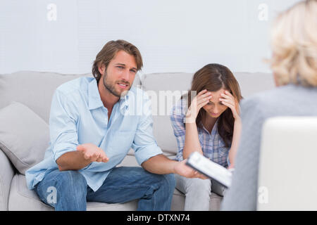 Giovane sostenendo e piange sul lettino Foto Stock