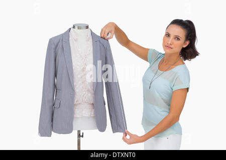 Misurazione di designer blazer manicotto sul manichino Foto Stock