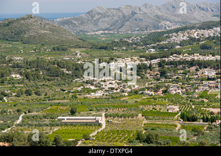 Guardando oltre la campagna spagnola dalle colline vicino a Denia in provincia di Valencia. Foto Stock