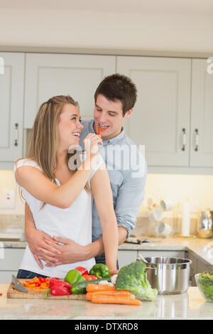 Donna Uomo di alimentazione con un pepe Foto Stock