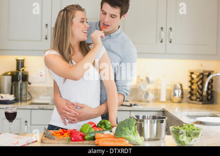 Donna Uomo alimentazione scherzosamente Foto Stock