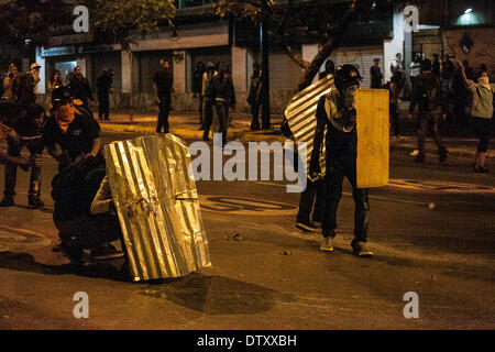 Caracas, Venezuela. 24 Febbraio, 2014. Gli studenti prendono parte a una protesta in Altamira nel comune di Chacao, Venezuela, nel febbraio 24, 2014. Credito: Boris Vergara/Xinhua/Alamy Live News Foto Stock