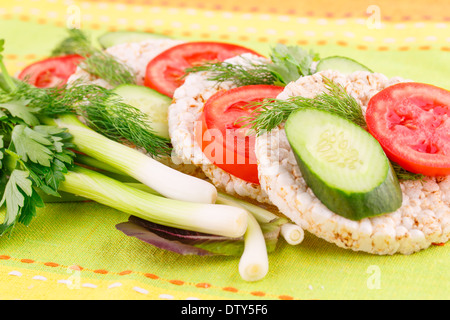 Riso soffiato cracker panini con verdure sulla tovaglia. Foto Stock