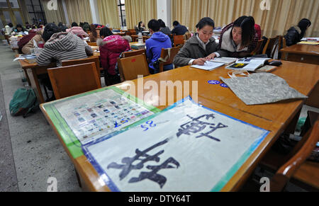 Changsha, provincia cinese di Hunan. 24 Febbraio, 2014. Gli studenti a studiare in biblioteca del Hunan Normal University di Changsha, capitale della centrale provincia cinese di Hunan, Feb 24, 2014. La biblioteca fornisce tre camere per gli studenti che si preparano a prendere gli esami post-laurea. Le sedi delle camere sono distribuite ai collegi sulla base delle loro esigenze. Gli studenti possono ottenere una sede attraverso la sede di lottery della scheda o la condivisione di una sede con gli altri. Il nuovo modo di assegnazione posto gli studenti fa risparmiare tempo e riduce il rozzo comportamento. © Li Ga/Xinhua/Alamy Live News Foto Stock