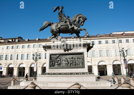 Torino,l'Italia,l'Europa - Febbraio 22, 2014 : Statua equestre di Emanuele Filiberto in piazza San Carlo Foto Stock