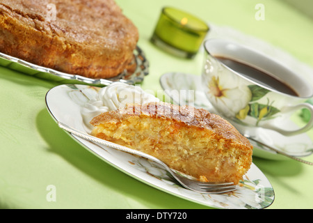 Torta di mele con panna montata e caffè Foto Stock