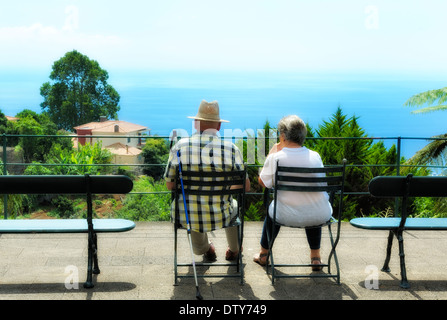 Un anziana coppia senior in seduta il Monte Palace Gardens Funchal Madeira Portogallo Foto Stock