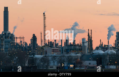 Ludwigshafen, Germania. 24 Febbraio, 2014. Una vista di edifici sui terreni dell'azienda chimica BASF a Ludwigshafen, Germania, 24 febbraio 2014. La società presenterà i suoi risultati annuali dell'ultimo esercizio finanziario il 25 febbraio 2014. Foto: UWE ANSPACH/DPA/Alamy Live News Foto Stock