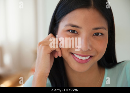 Donna cinese sorridente Foto Stock